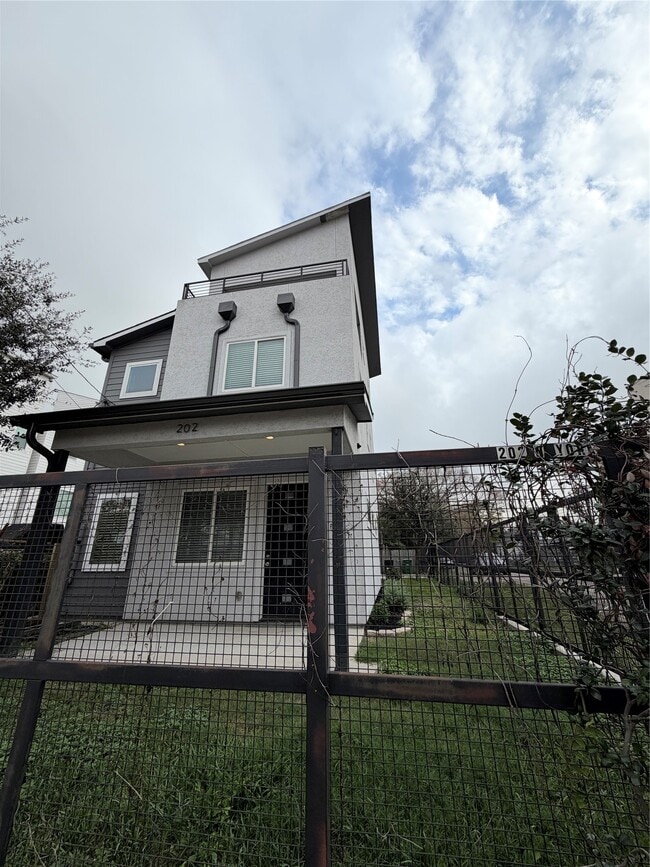 Building Photo - 202 N York St