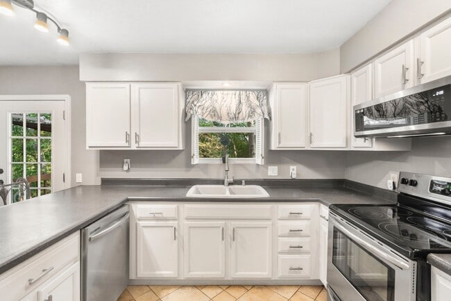 Building Photo - 161 Trent St