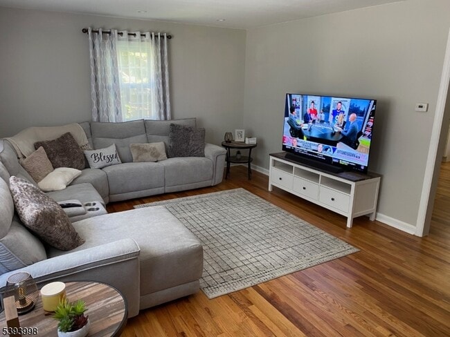 Building Photo - 549 Broughton Ave