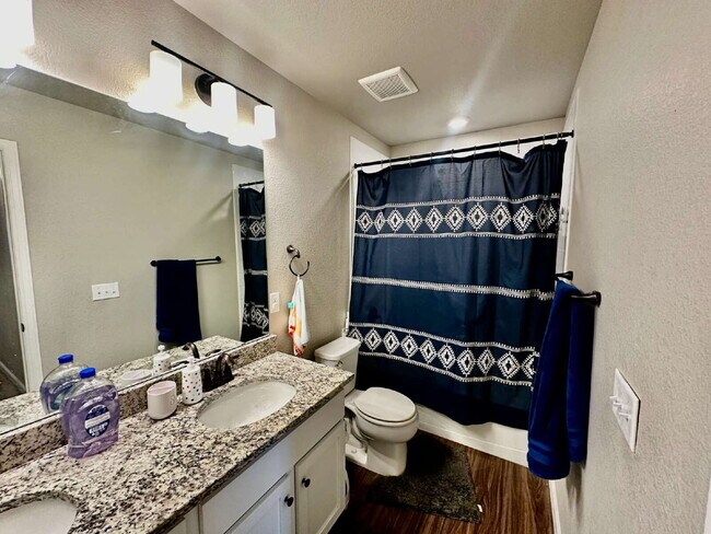 Building Photo - "Experience Spacious Living: 5-Bed, 3-Bath...