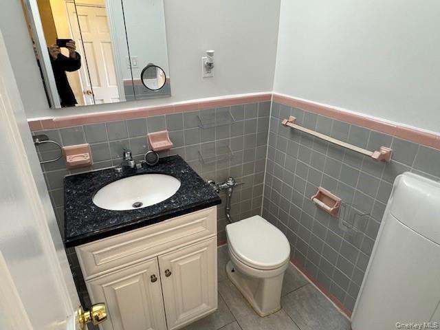 Building Photo - 25-44-44 81st St