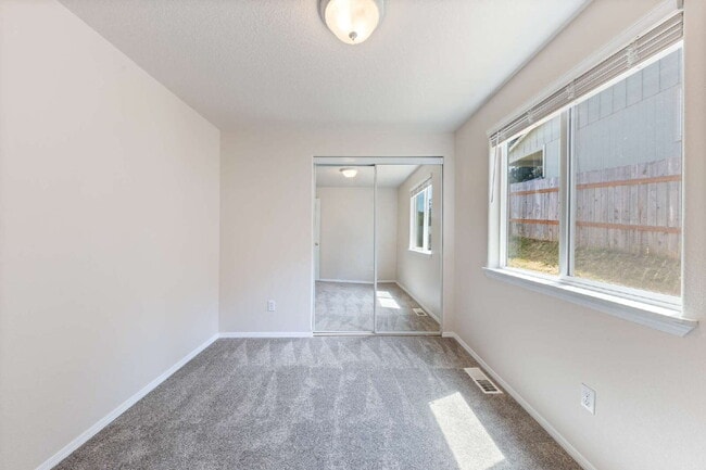 Building Photo - Spacious 3 bedroom Duplex