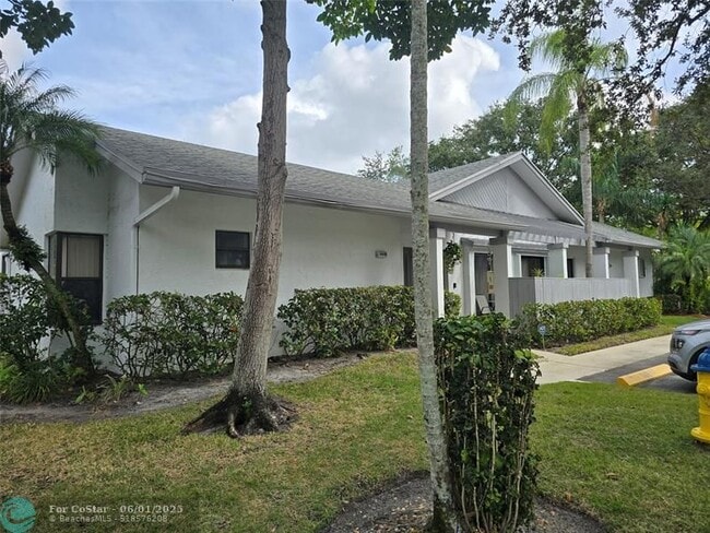 Building Photo - 4455 Carambola Cir N