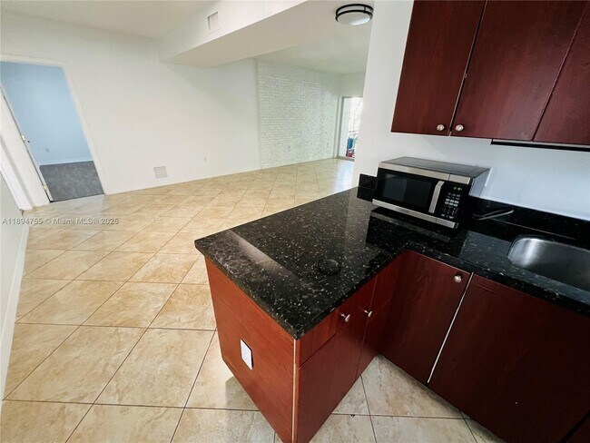 Building Photo - 946 Bay Dr