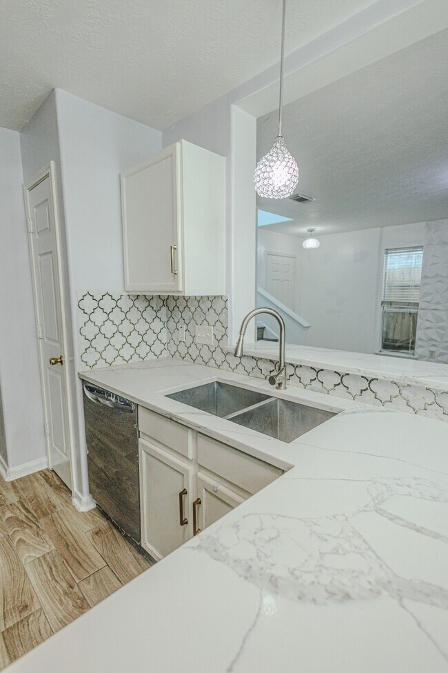 Building Photo - 19334 Strathmore Pl Ln