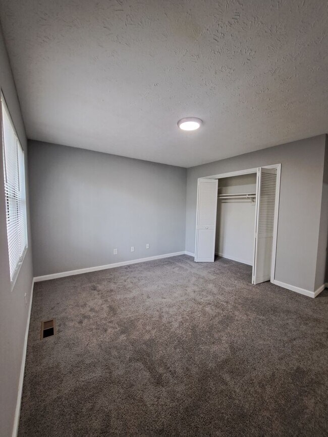 Building Photo - ONE MONTH FREE RENT! Newly Remodeled 2Bed/...