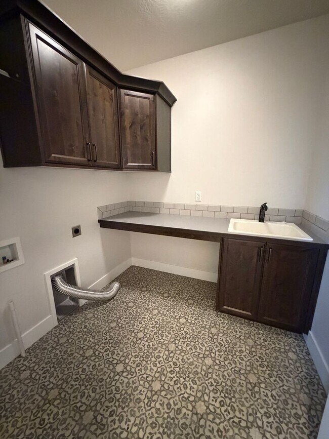Building Photo - South Meridian Beautiful 4-Bedroom Home with a 3-Car Garage