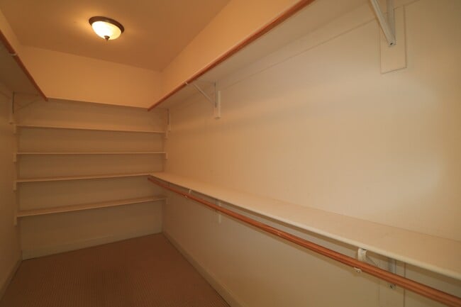 Building Photo - SHORT TERM LEASE AVAILABLE -- Luxury TH in Bethesda - 4 bed + 3.5 ba - Elevator TH in Gated commu...