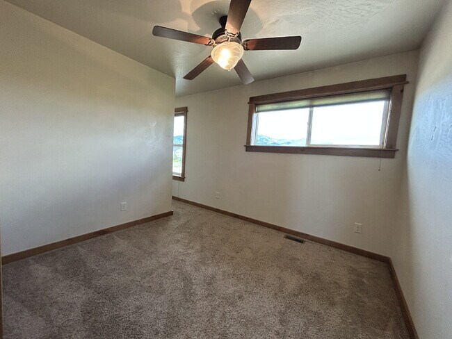 Building Photo - Upgraded 2 Bed, 1.5 Bath Townhouse with St...