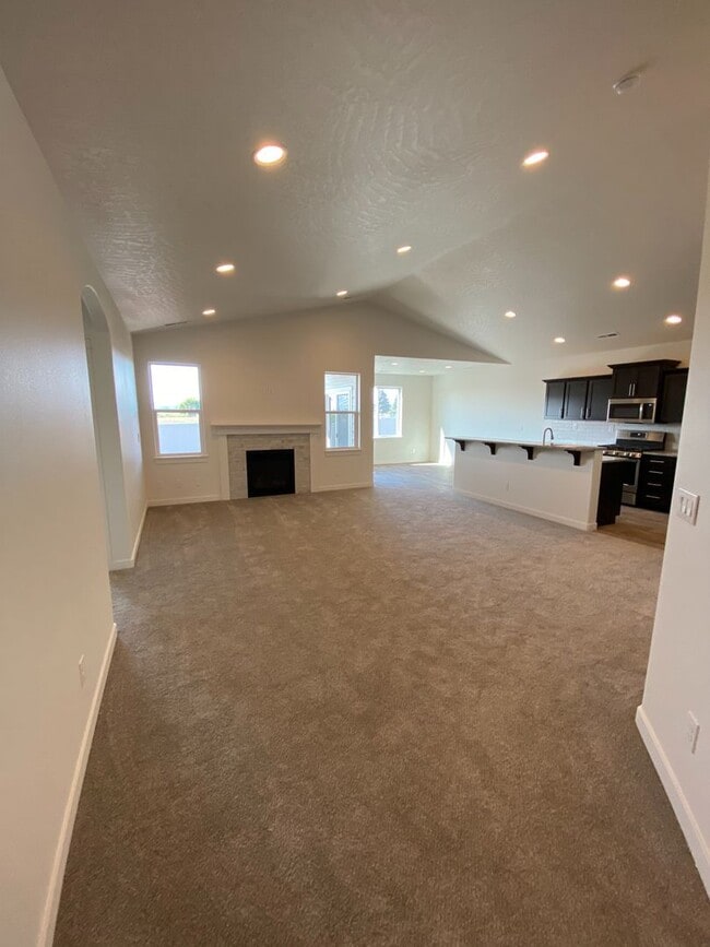 Building Photo - SINGLE FAMILY RANCHER ON ARROW LEAF (APP#146)