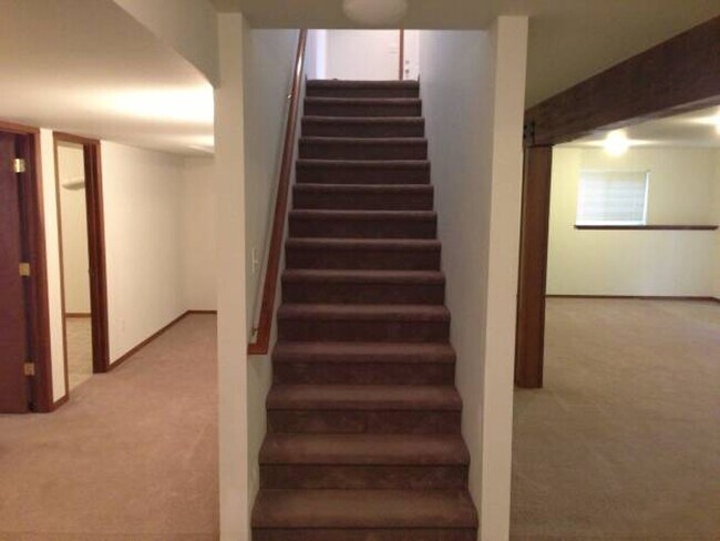 Building Photo - RENT SPECIAL! $1,000 OFF FIRST MONTH'S RENT!