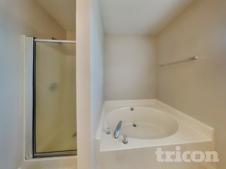 Building Photo - 2120 Ballingarry Dr