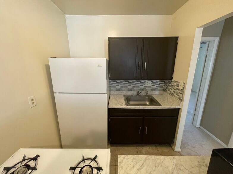 Kitchen Sink Counter - 9345 Reader Ln