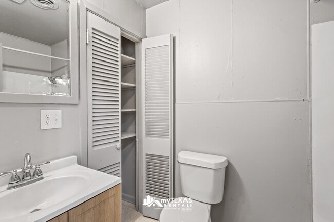 Building Photo - 403 Dogwood Ln