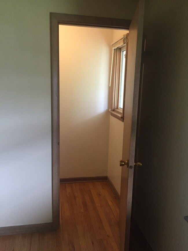 Building Photo - Gorgeous 2 Bedroom, 1.25 Bath Townhouse near UIHC