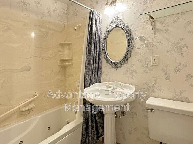 Building Photo - 2350 NW Green Cir