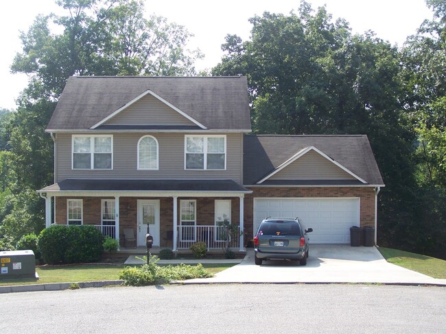 Building Photo - 3 bed, 2.5 bath, 2 car garage 2 story home...