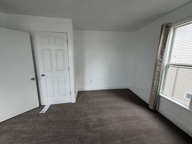 Building Photo - 4 Bedroom updated home in Grand Rapids