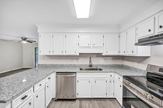 Building Photo - 313 Friarsgate Blvd