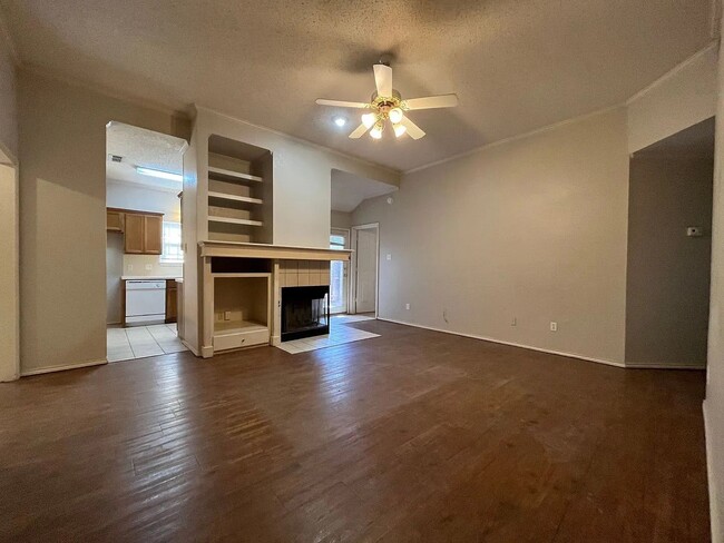 Building Photo - 3 bedroom 3 bathroom in Frenship ISD!