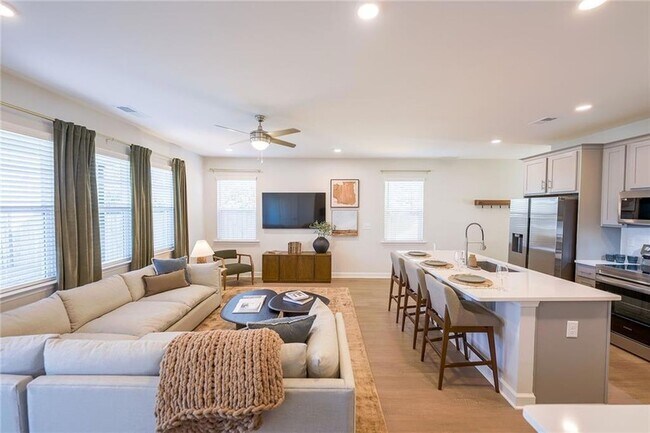 Building Photo - 622 Shallowford Rd