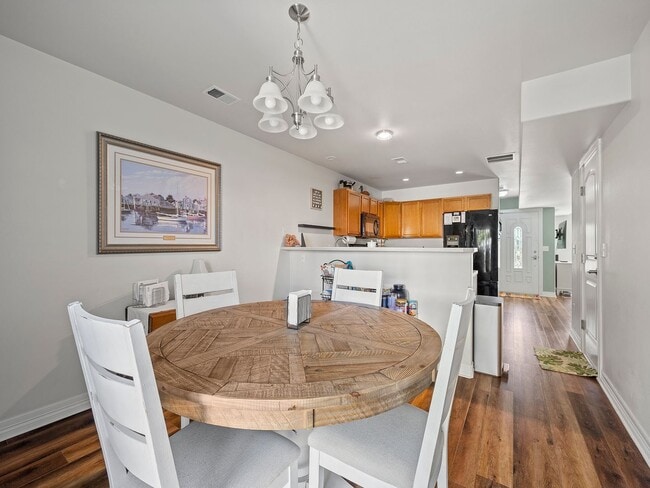 Building Photo - Spacious 3 Bed 2.5 Bath in Cheyenne Availa...