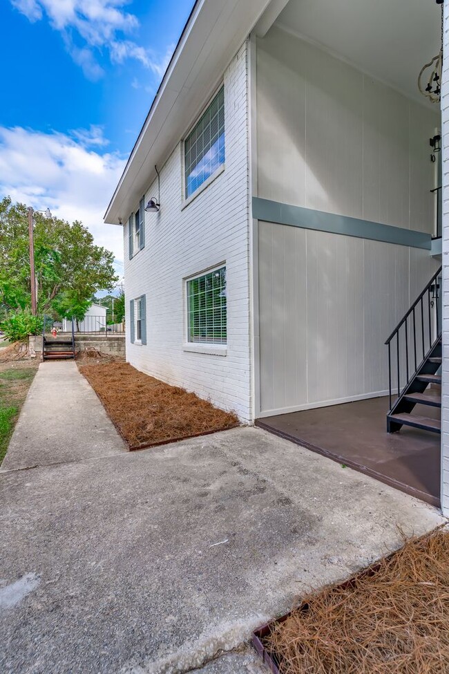 Building Photo - Charming 1-bedroom, 1-bath apartment locat...