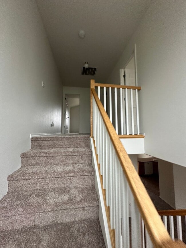 Building Photo - Spacious 2 bed/2.5 bath with bonus room townhome off Road 68