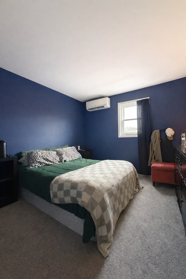 Building Photo - 3 Bedroom 1.5 Bath - Community Pool