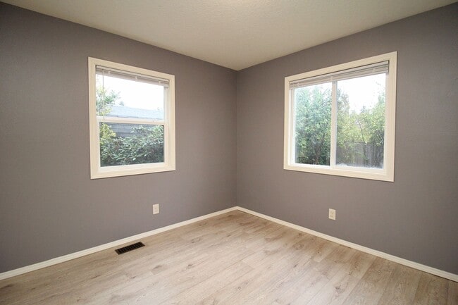 Building Photo - 224 NE 127th Ave