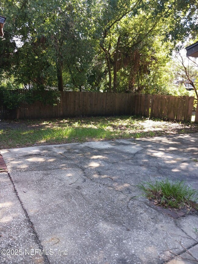 Building Photo - 2124 Danese St