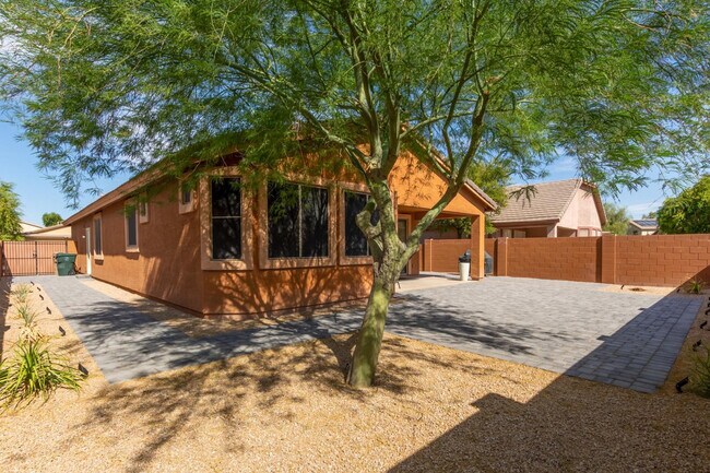 Building Photo - 15273 W Edgemont Ave