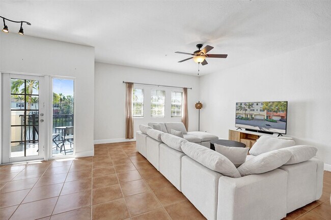 Building Photo - 228 SW 6th Ct