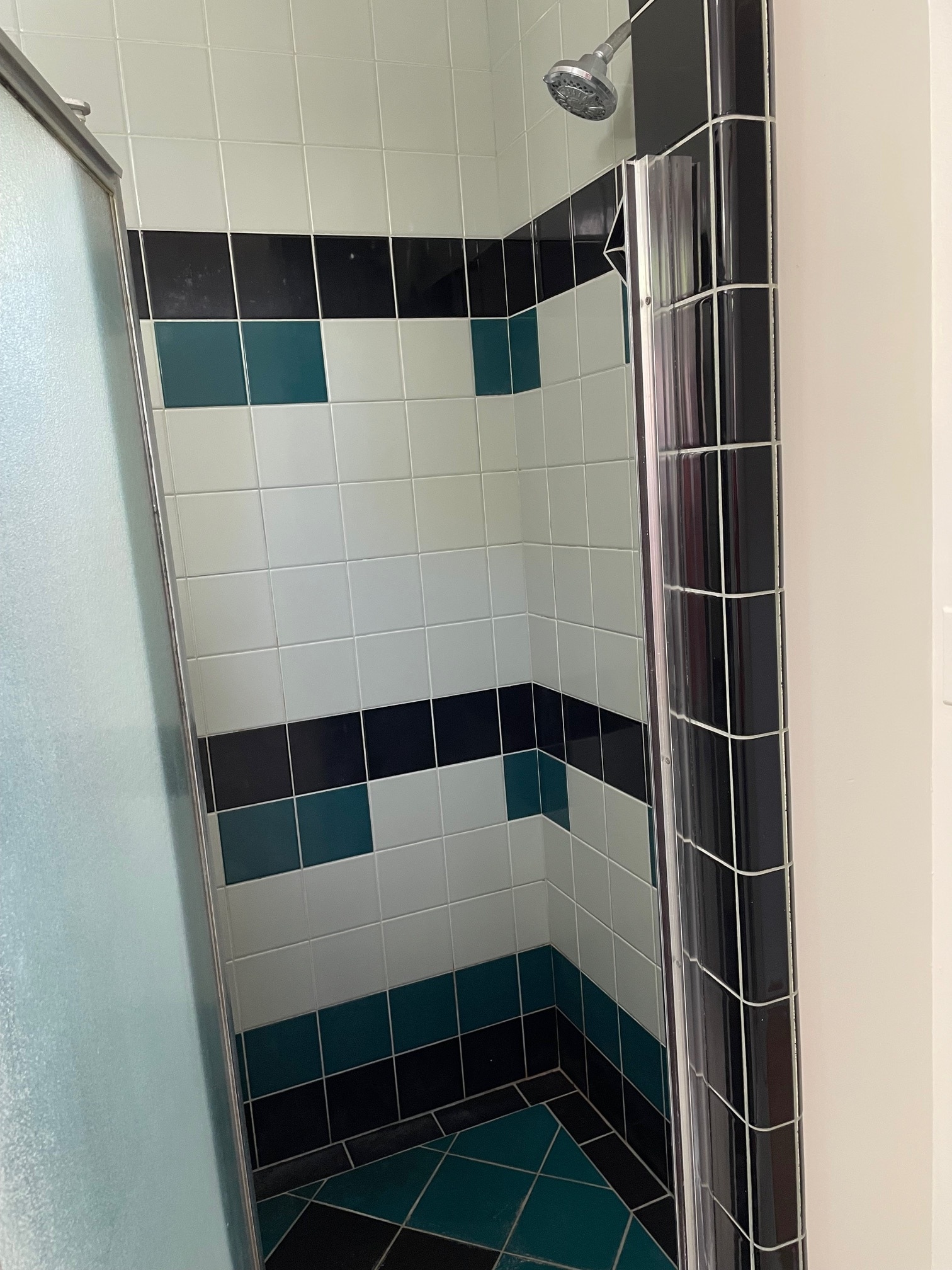 Shower - 5257 Sylmar Ave
