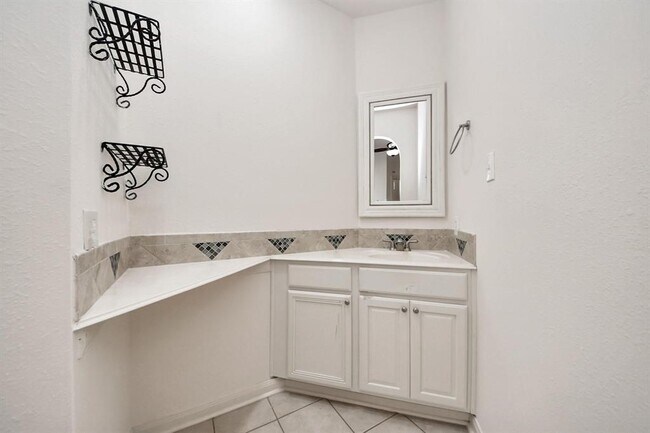 Building Photo - 6423 Middlelake Ct