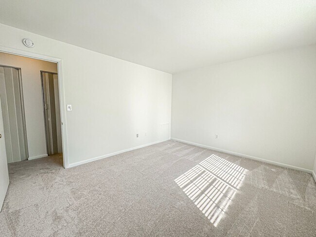 Building Photo - Sun-filled 1 Bed 1 Bath Condo In Scenic River Terrace - Water Included!