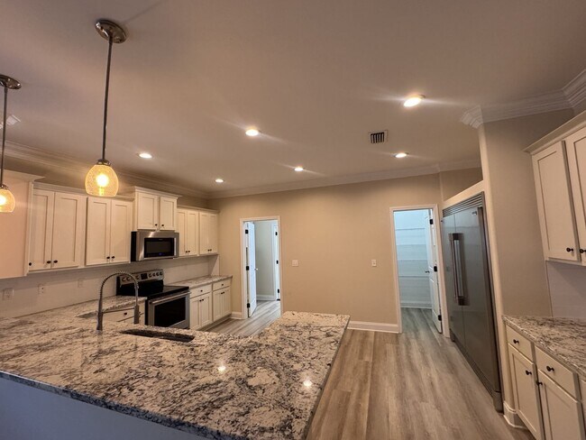 Building Photo - $500 OFF in NOVEMBER: Move-In Special!