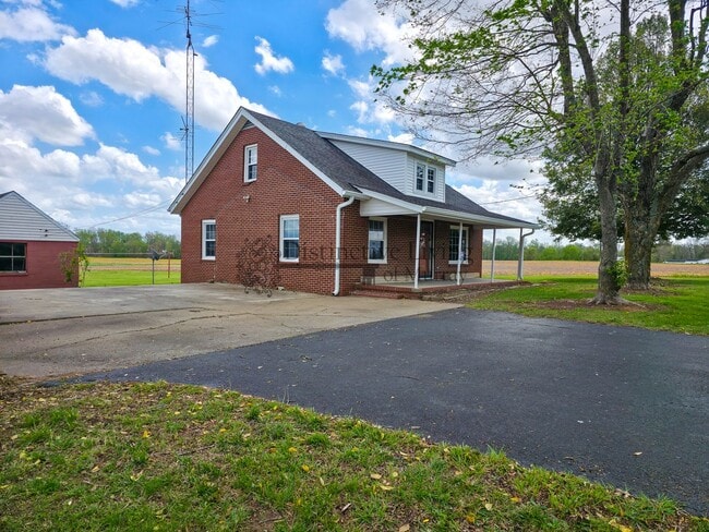 Building Photo - Attention Front Porch Sittin' Lovers- 2 bed 1 bath house in the country in Hazel