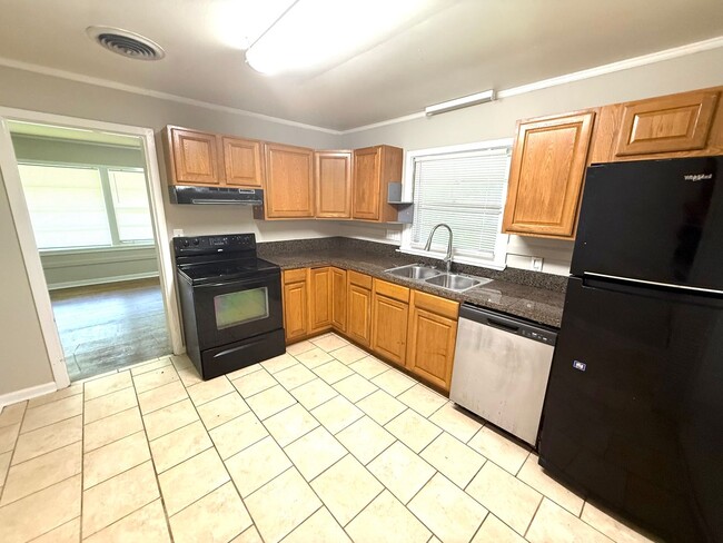 Building Photo - ** 3 bed 1 bath located in Forest Hills **...
