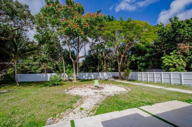 Building Photo - 935 NE 129th St