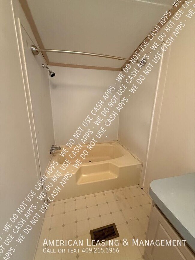 Building Photo - 100 Hornet Ln