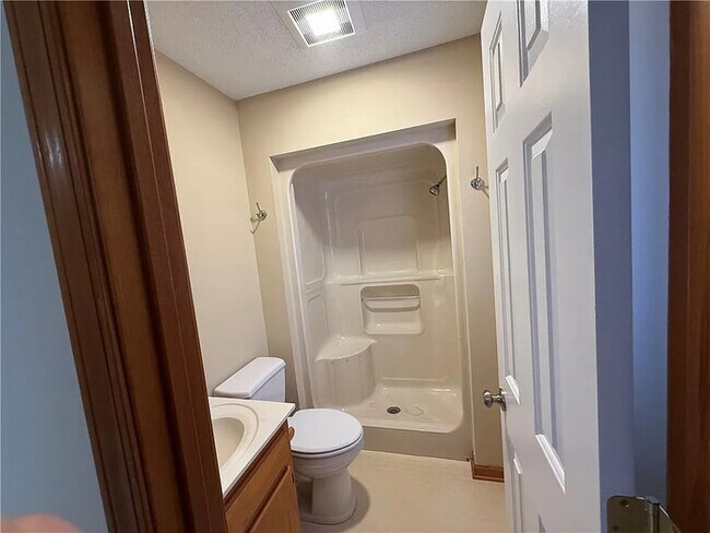 Building Photo - 3 Bedroom 2 Bathroom