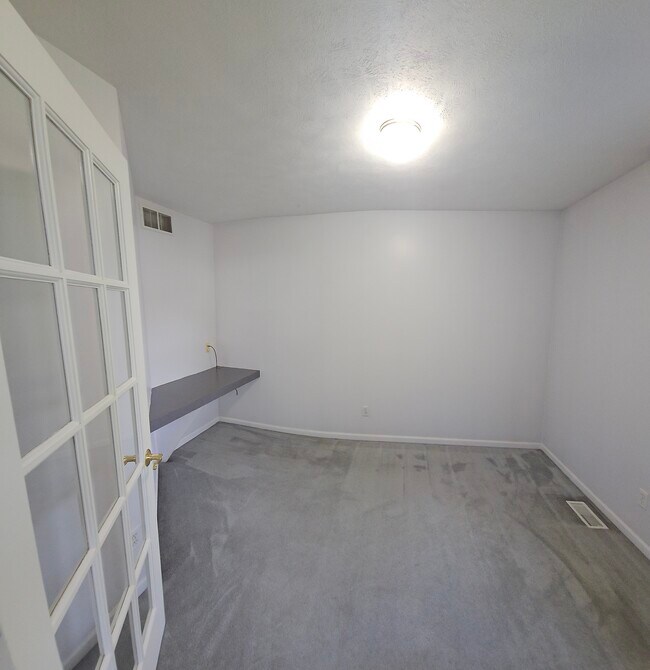 Building Photo - 3910 Old Elm Dr SE