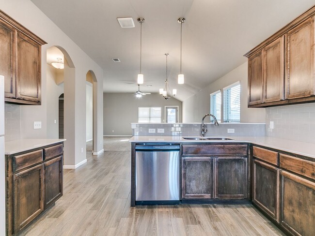 Building Photo - 3 bedroom, 2 bathroom, 2 car garage