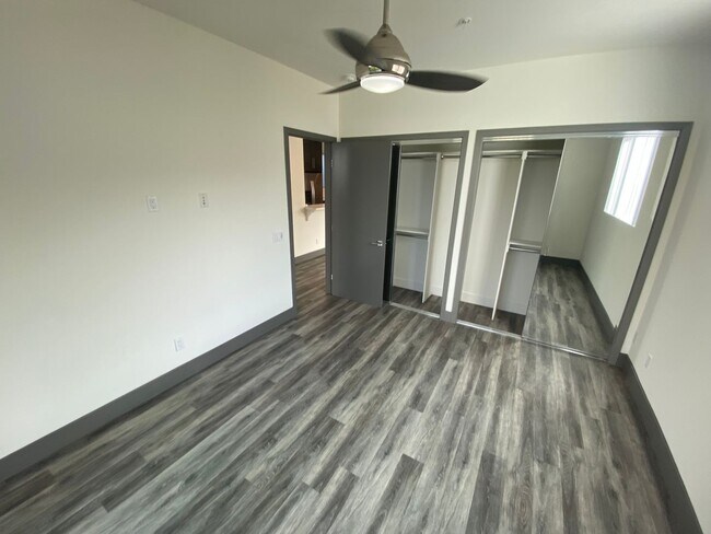 Building Photo - NEWER  SMART HOUSE 4BD*4BA*TOWNHOME*HWFLS*WASHER/DRYER IN UNIT* YARD*BALCONY*STAINLESS APPLIANCES...