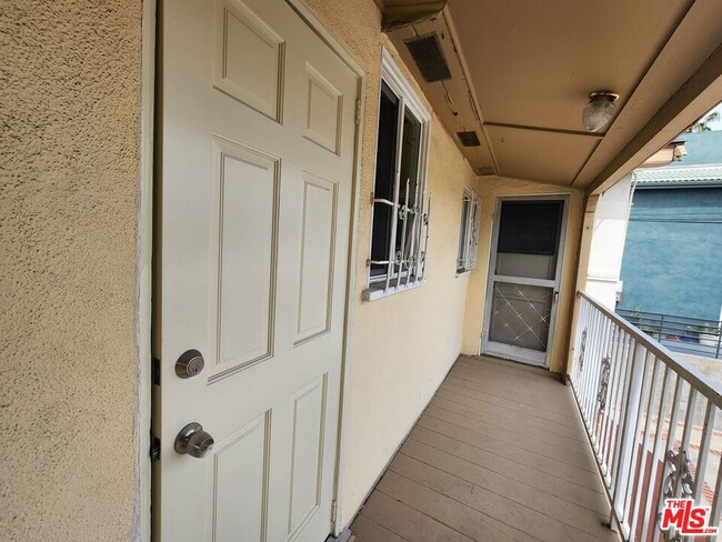 Building Photo - 5264 Cahuenga Blvd