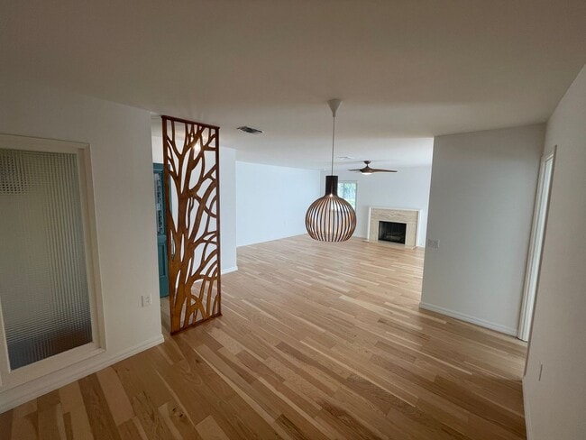 Building Photo - Awesome home on massive lot, 55+ community