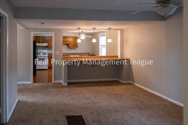 Building Photo - 1 S Main St