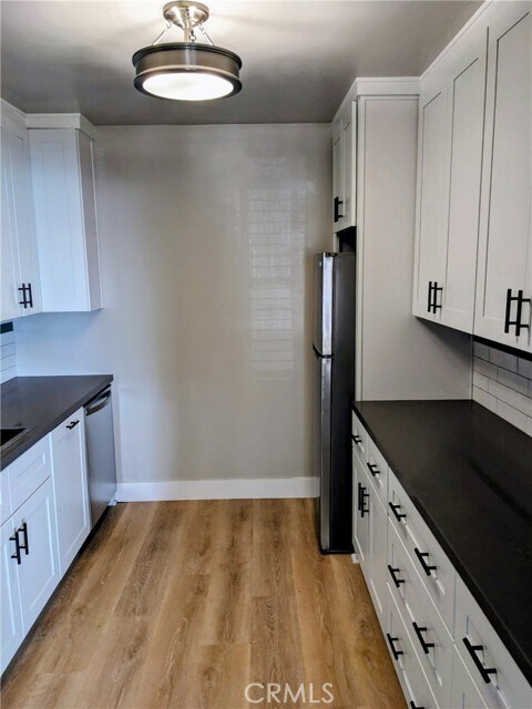 Building Photo - 1000 E 1st St