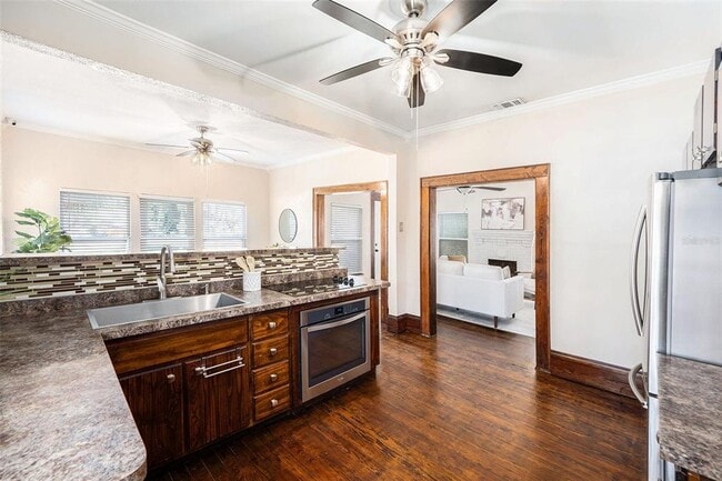 Building Photo - 2024 Oakdale Way